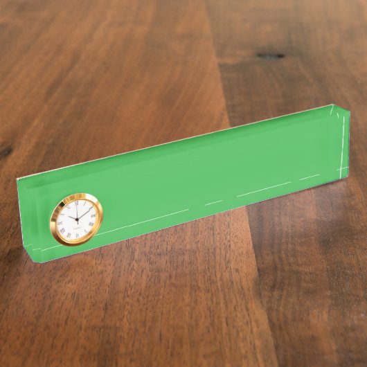 Een groene achtergrond met een witte rand naambordje (Zijkant)
