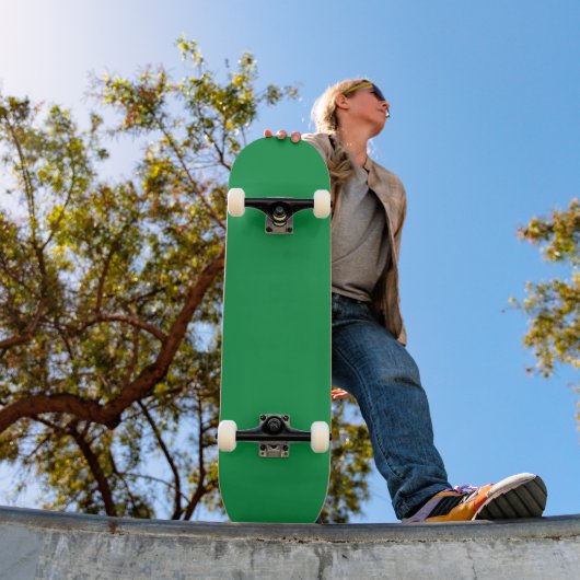 Een groene achtergrond met een witte rand persoonlijk skateboard (Buiten 1)