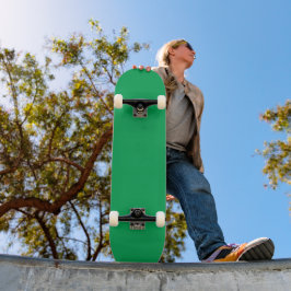 Een groene achtergrond met een witte rand persoonlijk skateboard
