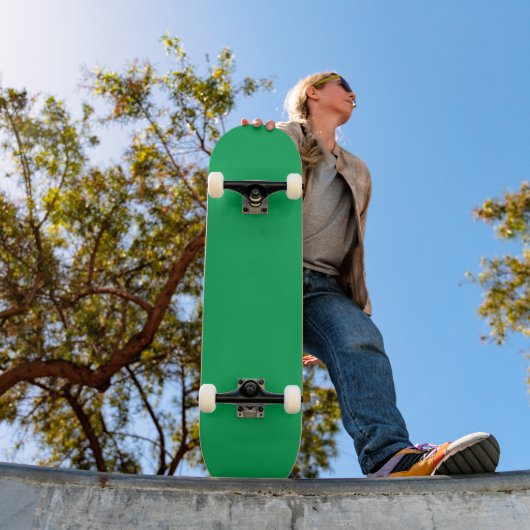 Een groene achtergrond met een witte rand persoonlijk skateboard (Buiten 1)