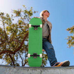 Een groene achtergrond met een witte rand persoonlijk skateboard