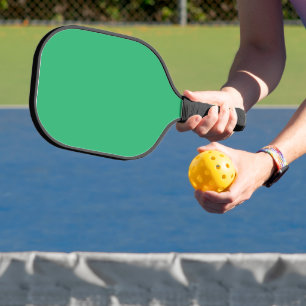 Een groene achtergrond met een witte rand pickleball paddle