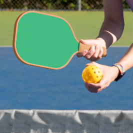 Een groene achtergrond met een witte rand pickleball paddle