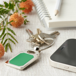 Een groene achtergrond met een witte rand sleutelhanger