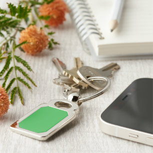 Een groene achtergrond met een witte rand sleutelhanger