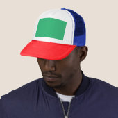 Een groene achtergrond met een witte rand trucker pet (In situ)
