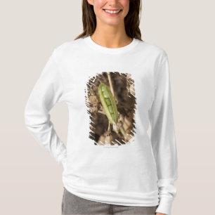 Een groene erwtendop op een gedroogd erwt-Plant T-shirt