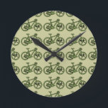 een groene fiets ronde klok<br><div class="desc">Een cool groen fietspatroon ontwerp, voor fietsenliefhebbers - u kunt de achtergrondkleur veranderen</div>