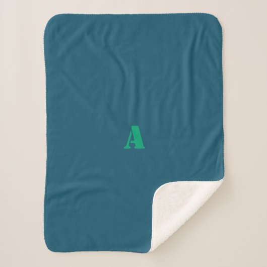 Een groene monogram lichtblauwe fleece deken (Voorkant)