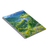 Een groene vallei die bloeit met pijnbomen notitieboek (Rechterzijde)