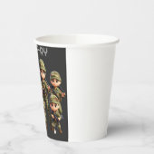 Een groep baby's in legercamouflage uniform papieren bekers (Links)