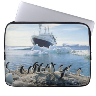 Een groep pinguïns die op een valkuil staan laptop sleeve