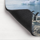 Een groep pinguïns die op een valkuil staan muismat (Hoek)