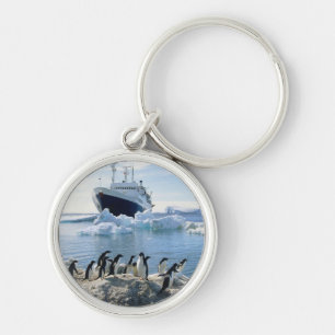Een groep pinguïns die op een valkuil staan sleutelhanger