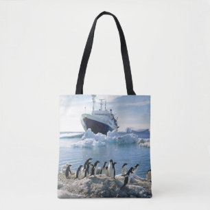 Een groep pinguïns die op een valkuil staan tote bag