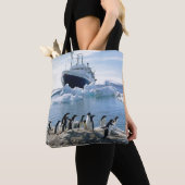 Een groep pinguïns die op een valkuil staan tote bag (Dichtbij)