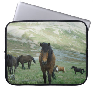 EEN GROEP VAN HOREN OP EEN MOUNTAIN PASTURE LAPTOP SLEEVE