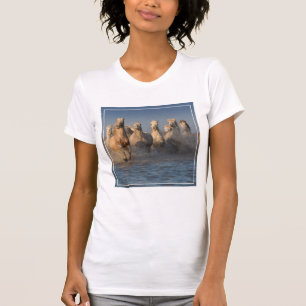 Een groep witte paarden in de Camargue T-shirt
