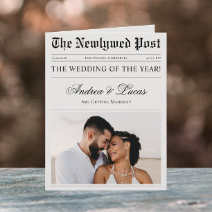 Een groot gevouwen trouwkrant tijdlijn programma