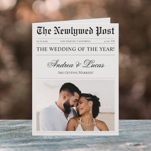 Een groot gevouwen trouwkrant tijdlijn programma