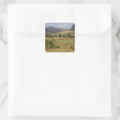 Een groot uitzicht op een grote rotsberg vierkante sticker (Tas)