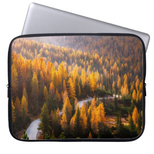 Een groot uitzicht van de windweg. Dramatisch en p Laptop Sleeve
