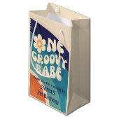 Een Groovy Babe Retro Daisy 1e Verjaardag Klein Cadeauzakje (Voorkant Gekanteld)