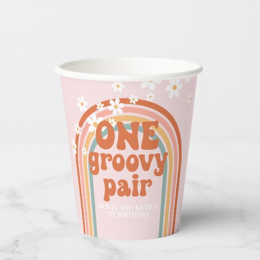 Een Groovy Pair Daisy regenboog 1e verjaardag Papieren Bekers (Voorkant)