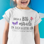 Een grote bewustwording van het mirakel Turner-syn T-shirt<br><div class="desc">Dit witte T-shirt draagt bij aan het verspreiden van bewustzijn over het Turner-syndroom, een zeldzame chromosomale aandoening die één op de 2000 meisjes treft. Het cadeau twee prachtige vlinders, met de bijschriften "Zo'n groot wonder in zo'n klein meisje" en "Turner-syndroombewustzijn" in zwarte moderne lettertypen. (De maand van bewustzijn van het...</div>