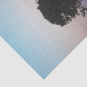 Een grote eenzame boom die een schuur beschermt tissuepapier (Detail)