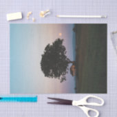 Een grote eenzame boom die een schuur beschermt tissuepapier (Craft)