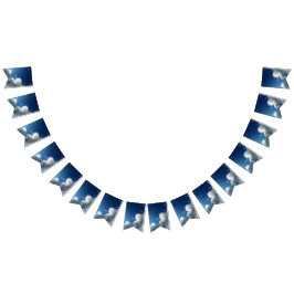 Een grote gebogen wolk vlaggetjes