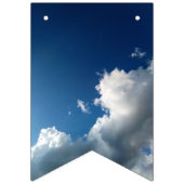 Een grote gebogen wolk vlaggetjes (Derde vlag)