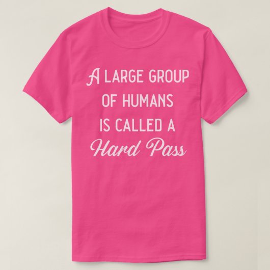 Een grote groep mensen wordt een harde pass genoem t-shirt (Design voorkant)
