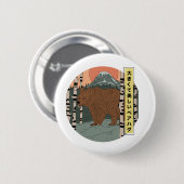 Een grote mooie berenomhelzing ronde button 5,7 cm (Voorkant /achterkant)