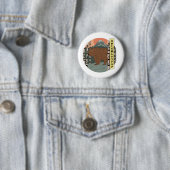 Een grote mooie berenomhelzing ronde button 5,7 cm (In situ)