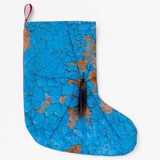 Een grote mug zit op een blauwe oude gekraakte muu kleine kerstsok