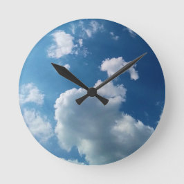 Een grote wolk ronde klok