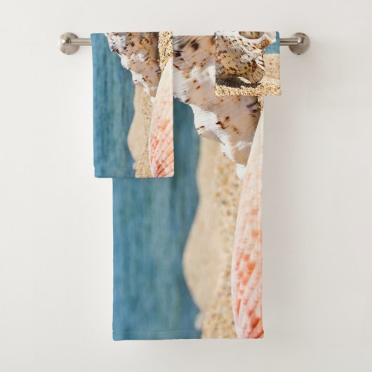 Een grote zeeslag op een kavala-strand van helder bad handdoek (Insitu)