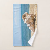 Een grote zeeslag op een kavala-strand van helder bad handdoek (Handdoek)