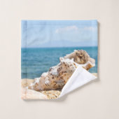 Een grote zeeslag op een kavala-strand van helder bad handdoek (Wasdoekje)