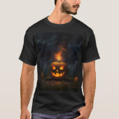 Een Halloween pompoen brandt in het gras T-shirt (Voorkant)