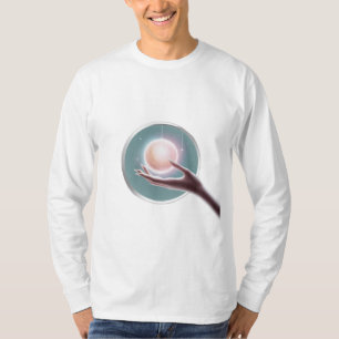 Een hand die reikt om een gloeiende planeet aan te t-shirt