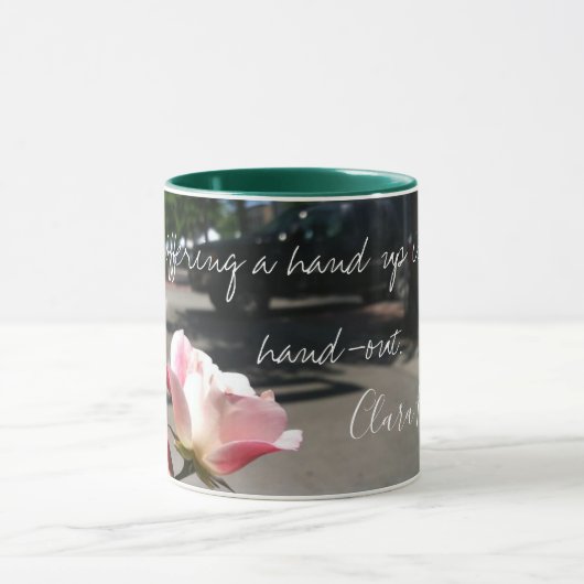 Een hand omhoog is geen hand-uit Mok (Midden)