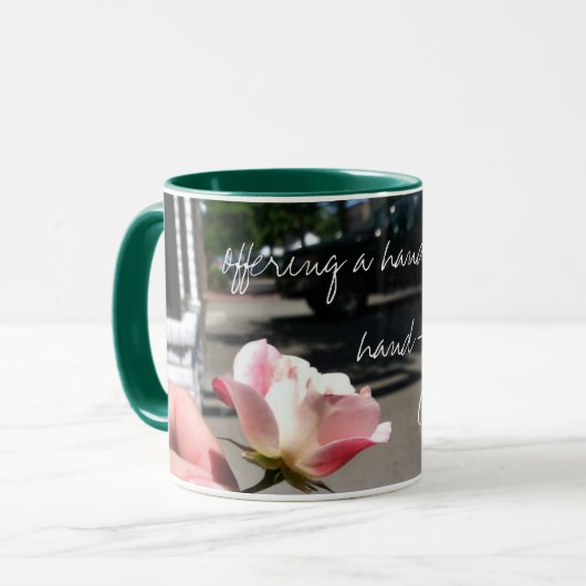 Een hand omhoog is geen hand-uit Mok (Voorkant links)