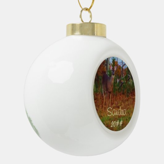 Een handelaar personaliseert zich met naam keramische bal ornament (Links)