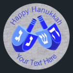 Een hanukkah droomt in blauw, goedkoop Kinder desi Ronde Sticker<br><div class="desc">Gebruik deze leuke Hanoekastickers als feestjes, om een cadeaupakket aan te kleden, om enveloppen of iets anders te bezegelen wat je zelf kan voorstellen. Het dubbele Dreidel-ontwerp in witte en heldere blauwdrukken is mijn oorspronkelijke kunstwerk, dus deze Chanoekapstickers zijn één-van-een-soort-kleertjes. Op een faux bling Silver-achtergrond is uw aangepaste formulering in...</div>