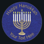 Een Hanukkah Gold Menorah op Rich Blue-achtergrond Ronde Sticker<br><div class="desc">Een klassiek Hanukiah-ontwerp in goud en wit op een diepe blauwe faux sparkle achtergrond biedt ruimte voor uw gepersonaliseerde tekst, waardoor deze ronde sticker een unieke aanvulling is op je Hanukkah-feestelijkheden. Gebruik deze Hanukkah-stickers op mailings, spatter op een cadeauverpakking of gooi ze in een gunstiger tas als feestbevoordeling. Deze gouden...</div>