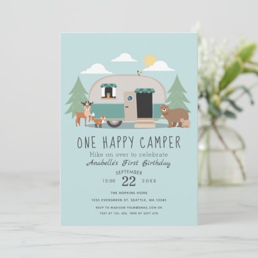 Eén Happy Camper 1st Birthday Party uitgenodigd Kaart (Staand voorkant)