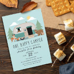 Eén Happy Camper 1st Birthday Party uitgenodigd Kaart<br><div class="desc">Viel de speciale dag van je lieverd met dit One Happy Camper 1st Birthday party design. Het ontwerp bevat een kamper en een schattig bos. Het omgekeerde is een patroon van witte polka-stippen. U kunt dit verder aanpassen door op de "PERSONALIZE"knoop te klikken.</div>